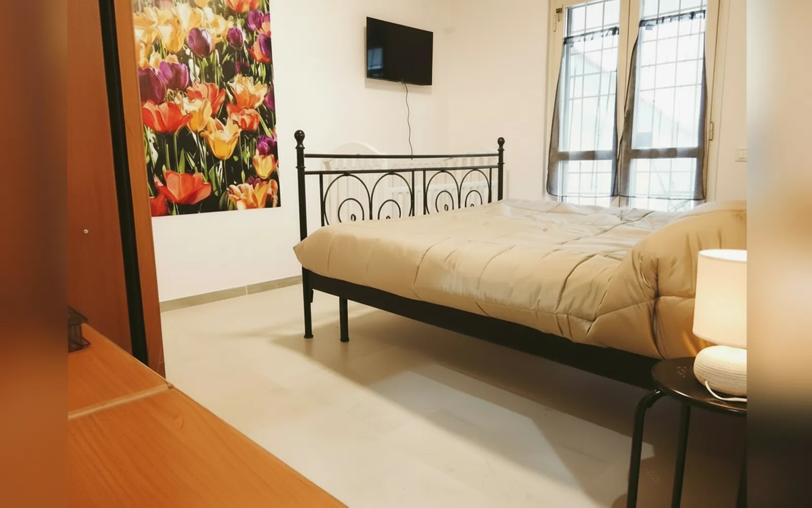 La Camera Familiare con il letto, le finestre e il quadro di tulipani