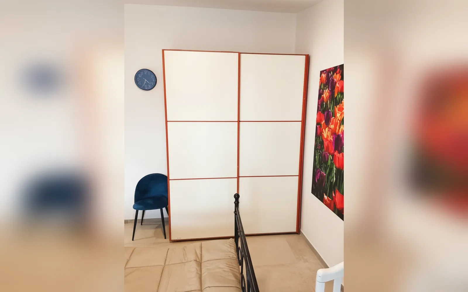 L’armadio a muro bianco e la sedia di velluto blu della Camera Familiare
