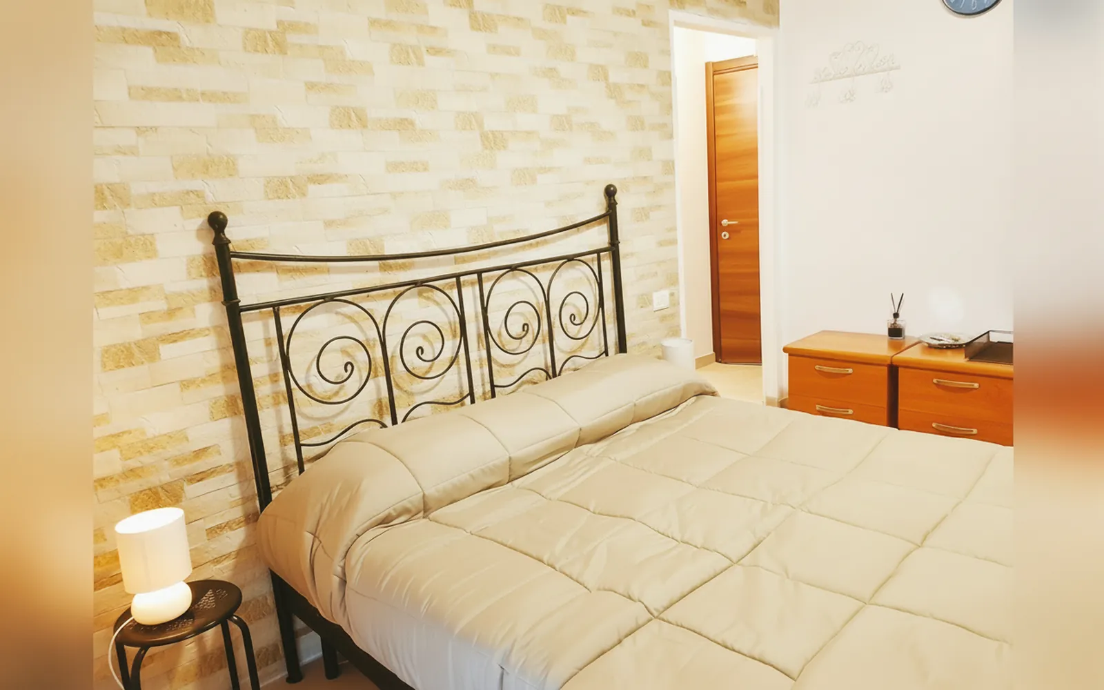 Il letto matrimoniale della Camera Familiare con le lampade sui comodini