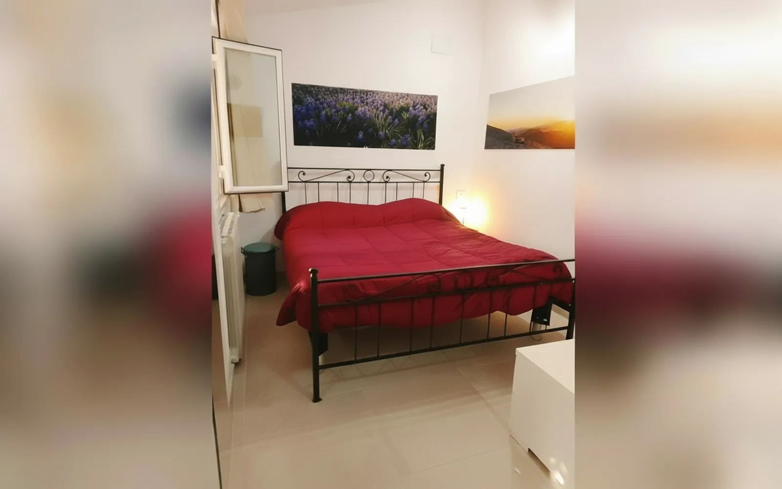 Il letto matrimoniale in ferro della Camera Matrimoniale, accanto alla finestra