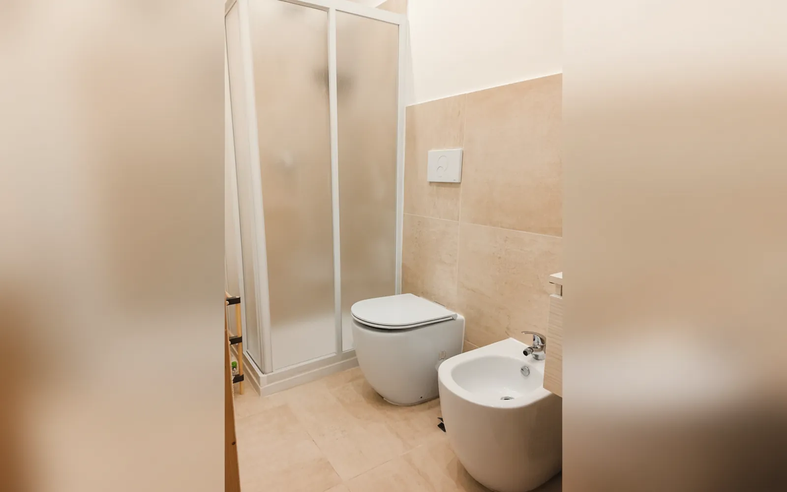 La doccia, il wc e il bidet del bagno della Camera Matrimoniale